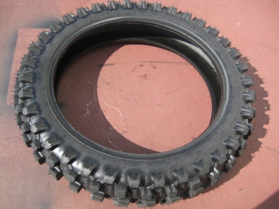 14" bagdæk til 150-250 ccm dirtbike. Størrelse: 90/100 - 14"